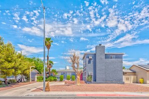 Exterior - Close to the strip+amazing pool! (Las Vegas)
