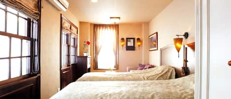 Chambre avec lits jumeaux, fumeur, salle de bains commune