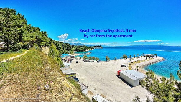 A beach with a parking area, a path, and a view of the sea. - Comfortable and fully furbished apartment in center (Split)