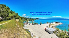 A beach with a parking area, a path, and a view of the sea. - Comfortable and fully furbished apartment in center (Split)