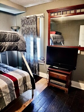 2 bedrooms, desk, free WiFi, bed sheets - 2Bed/1Bath House ~ Live Music Across The Street!  (KCMO)
