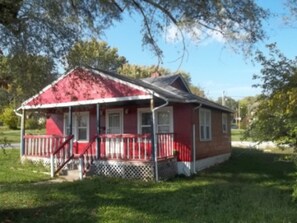 Exterior - 2Bed/1Bath House ~ Live Music Across The Street!  (KCMO)