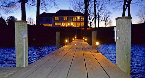 Beautiful, Open floor plan, amazing sunset views,Waterside Pool, Pier, 6+ac