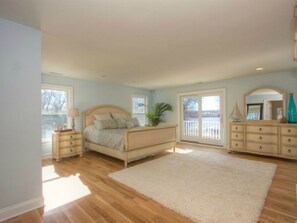 6 bedrooms, desk, iron/ironing board, travel cot