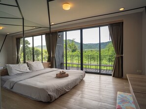 Studio – design | Minibar, individuelt innredet, skrivebord og blendingsgardiner