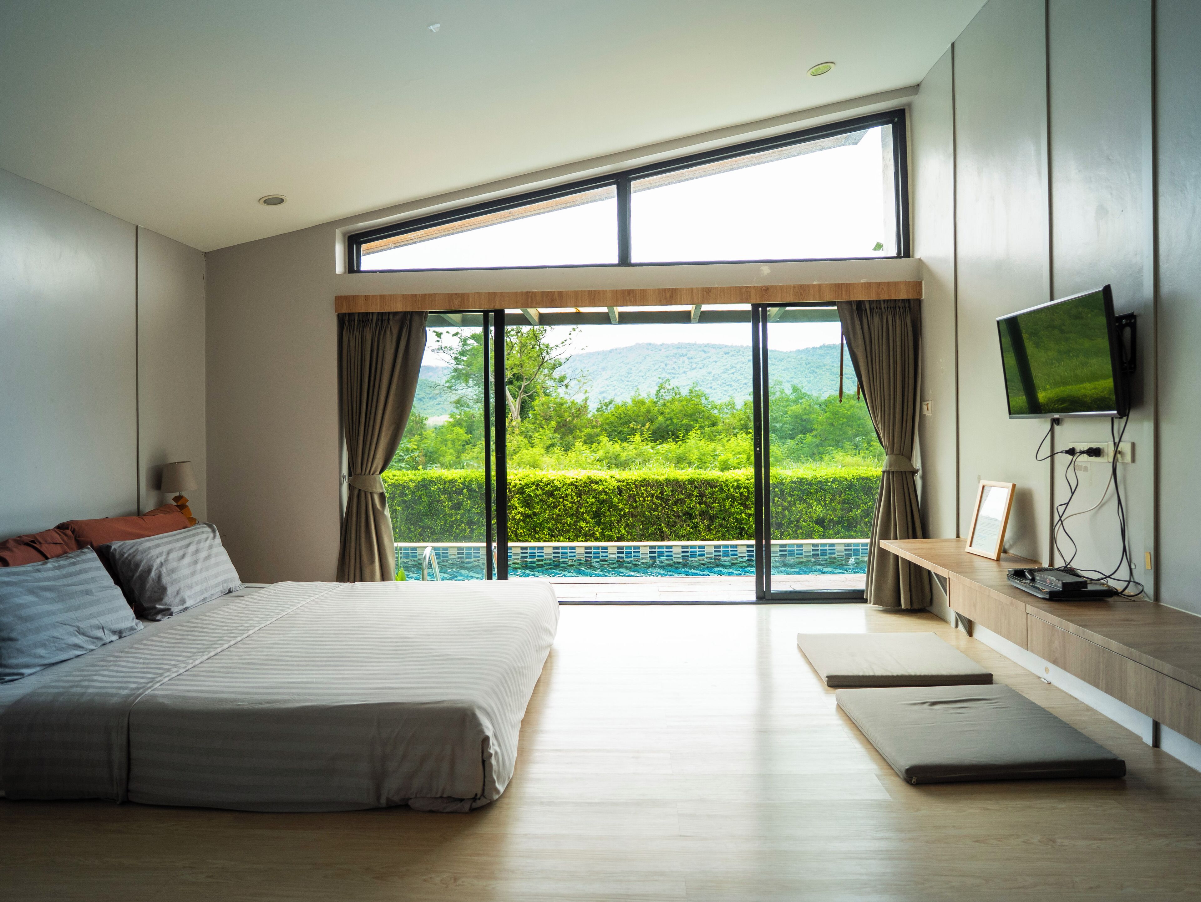 Pool Access Cottage | ミニバー、客室ごとに異なるインテリア、デスク、遮光カーテン