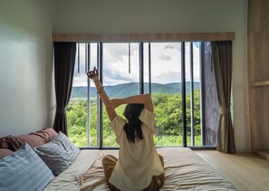 Suite with Mountain View | Minibar, muebles diferentes, escritorio y cortinas blackout 