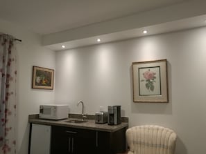 Suite 3- 1 King Bed with Sofa bed, Balcony | Private kitchenette | Fridge, microwave, coffee/tea maker, electric kettle - Ambassador's Inn Next Door (Stratford)