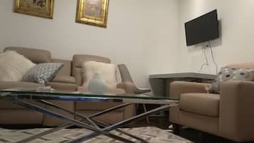 Suite 2- Suite with Balcony, Ground Floor | Living room