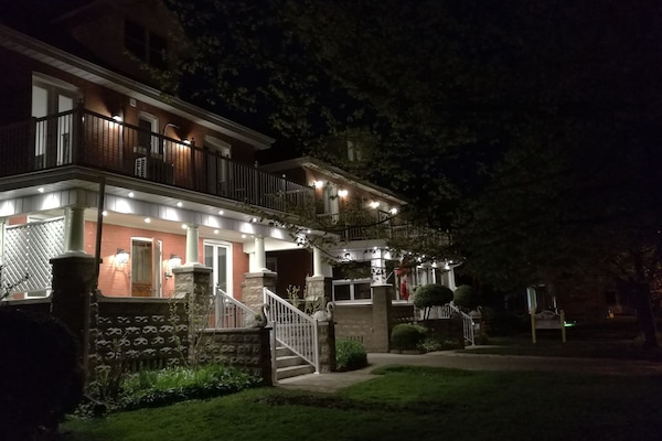 Overnatningsstedets facade – aften/nat