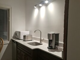 Refrigerador, microondas, cafetera/tetera, tetera/pava eléctrica