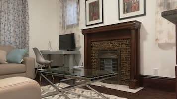 Suite de lujo, balcón, planta baja | Sala de estar | Televisión LED de 32 pulgadas con canales vía satélite y televisión