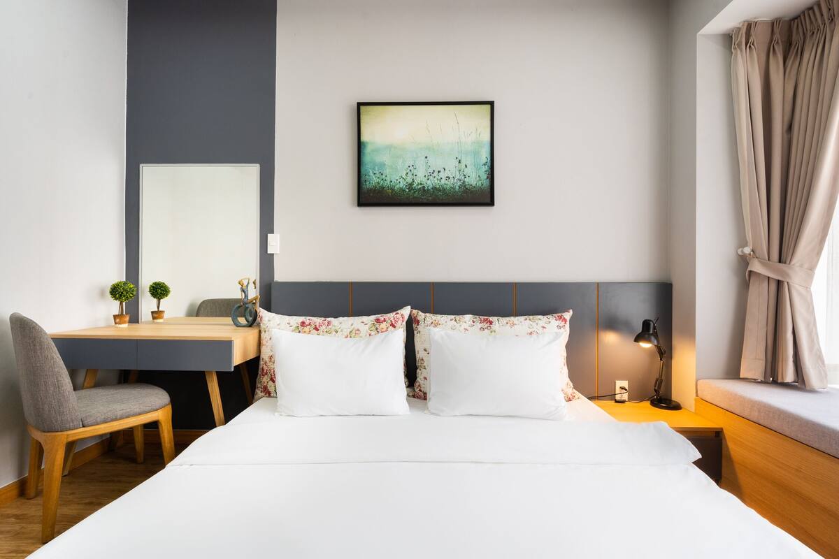 Căn hộ có thiết kế đặc trưng, 2 giường cỡ queen, quang cảnh hồ bơi | Minibar, bàn, bàn ủi/dụng cụ ủi quần áo 