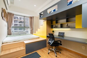 Signature appartement, 2 queensize bedden, uitzicht op zwembad | Een minibar, een bureau, een strijkplank/strijkijzer, gratis wifi