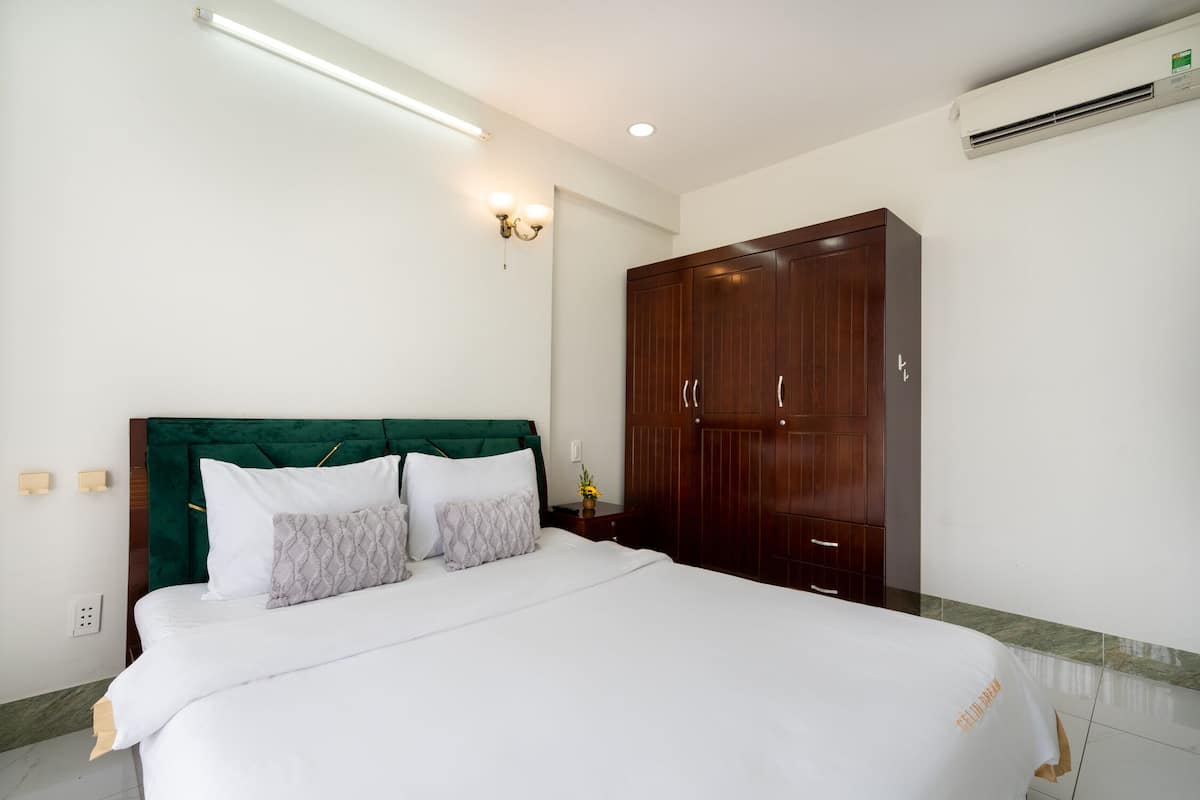 Minibar, bàn, bàn ủi/dụng cụ ủi quần áo 
