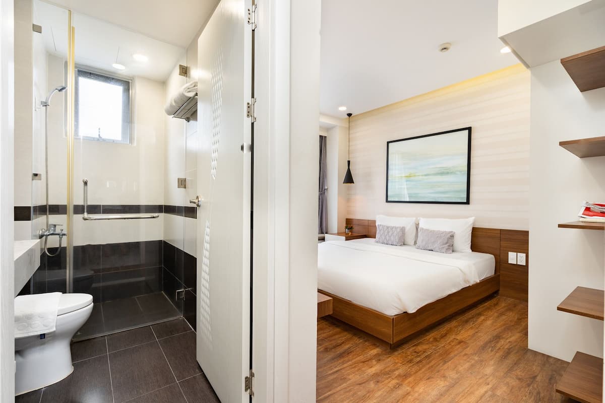 Phòng Suite có thiết kế đặc trưng, 1 phòng ngủ, hút thuốc, quang cảnh hồ bơi | Minibar, bàn, bàn ủi/dụng cụ ủi quần áo 