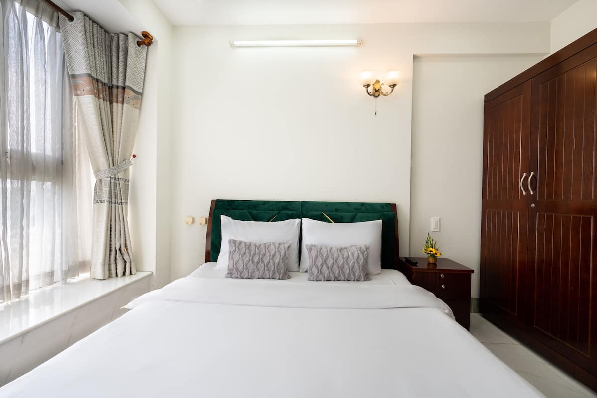 3 bedrooms, minibar, desk, iron/ironing board