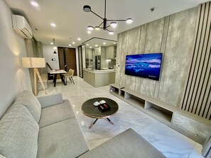 Minibar, desk, iron/ironing board, free WiFi - Diamond Suite Scenic Valley (Ho Chi Minh City)