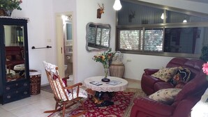 Executive Penthouse, 1 King Bed, Non Smoking | Living room - shellys home (Ramat Gan)