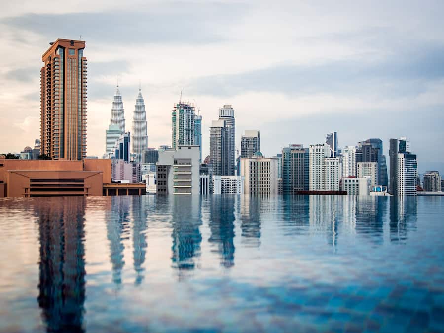 Una piscina al aire libre