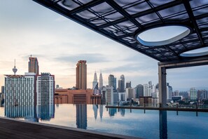 Outdoor pool - D'Majestic Place by Widebed (Kuala Lumpur)