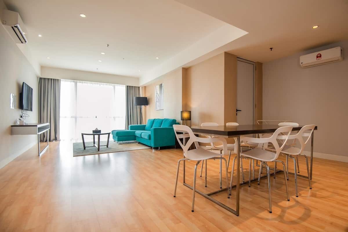 Apartment, 2 Bedrooms, Accessible | Living area | 20-inch TV with satellite channels