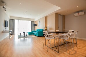 Apartamento, 2 quartos | Área de estar | TV 20 polegadas com canais via satélite