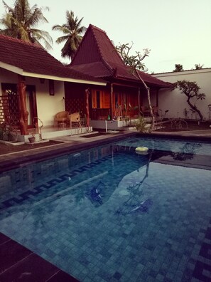 Outdoor pool, sun loungers - Villa Kinagu (Gili Meno)