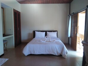 Family Room | Desk, free WiFi - Villa Kinagu (Gili Meno)