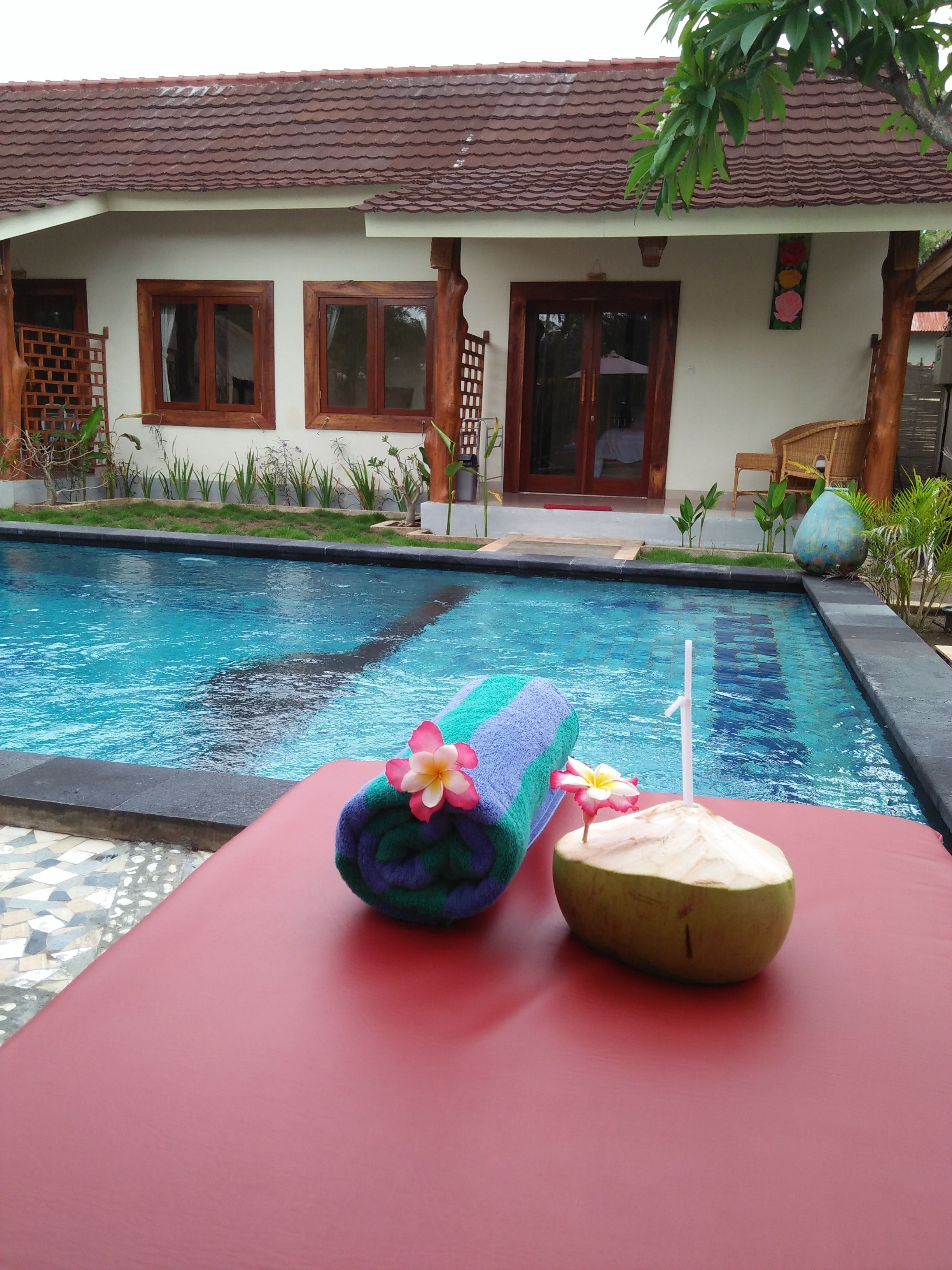 Kolam renang outdoor, dengan kursi berjemur