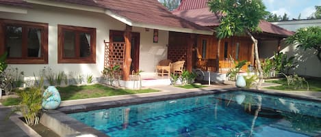 Kolam renang outdoor, dengan kursi berjemur