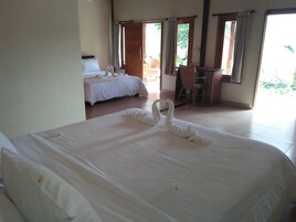 Quarto família | Escrivaninha, Wi-Fi de cortesia