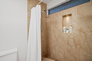 Ducha, secador de pelo y toallas