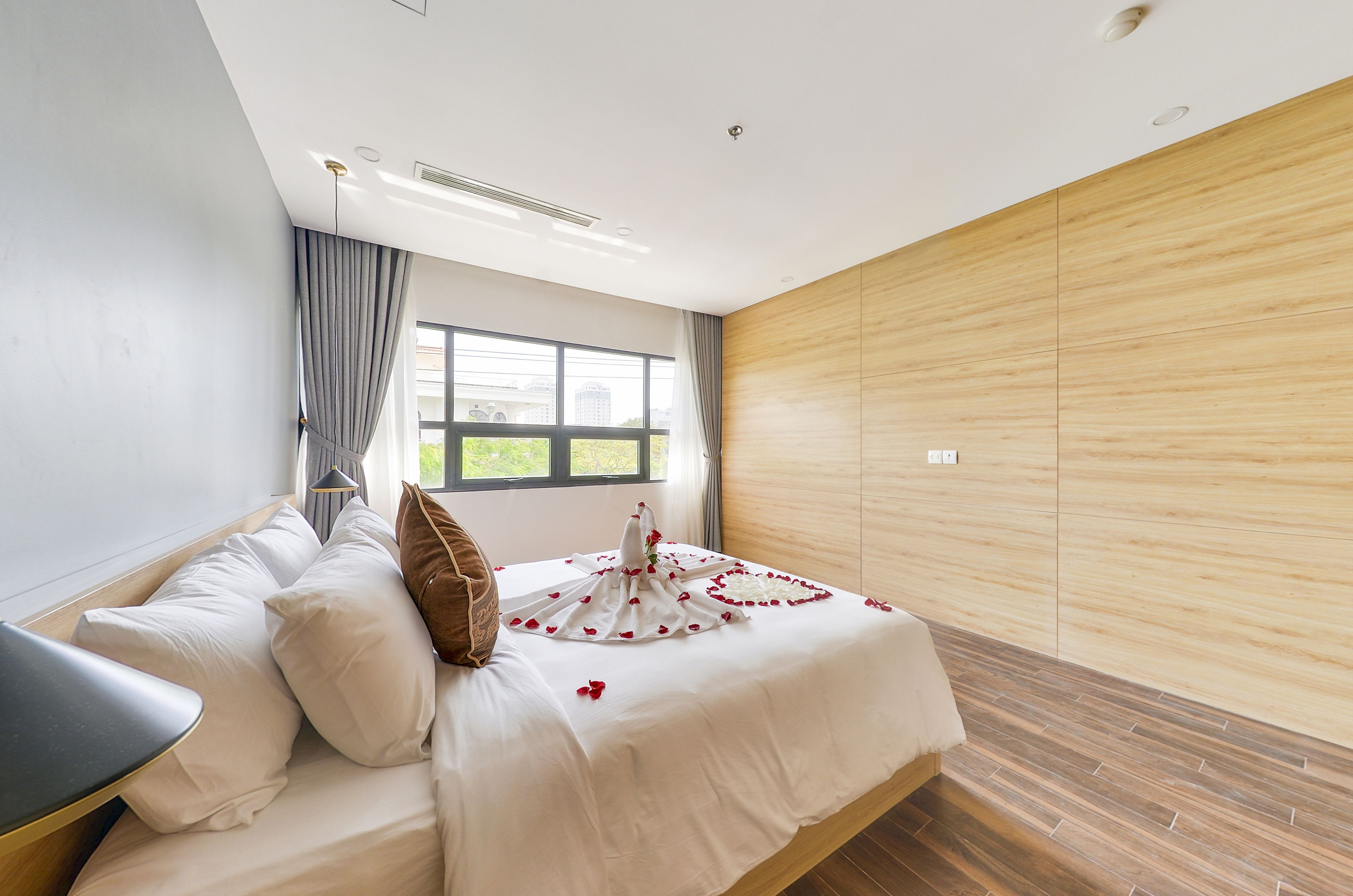 Premier Residence | Bàn, màn/rèm cản sáng, phòng cách âm 