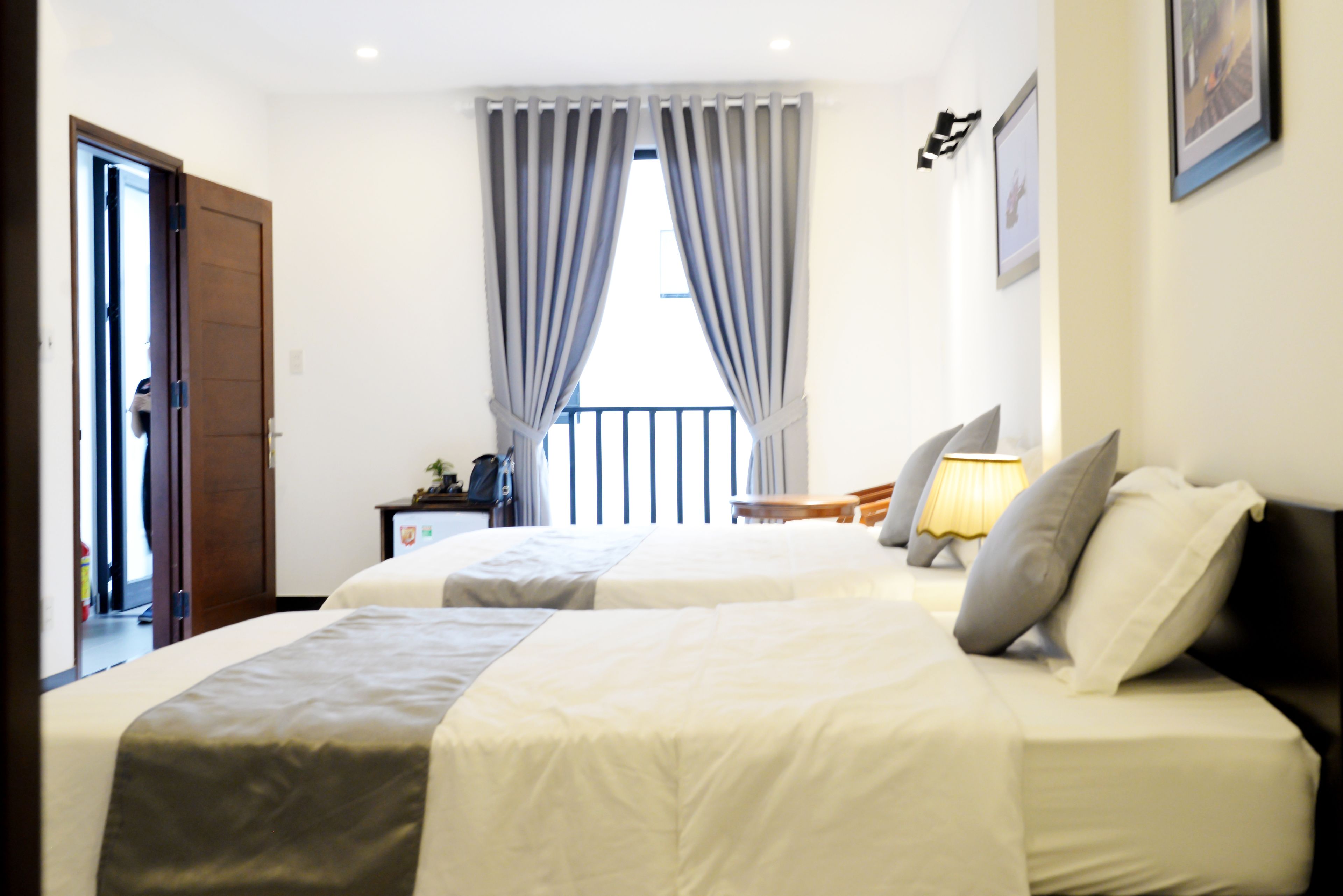 Deluxe Triple Room, 1 Bedroom, Non Smoking | Minibar, desk, soundproofing, iron/ironing board