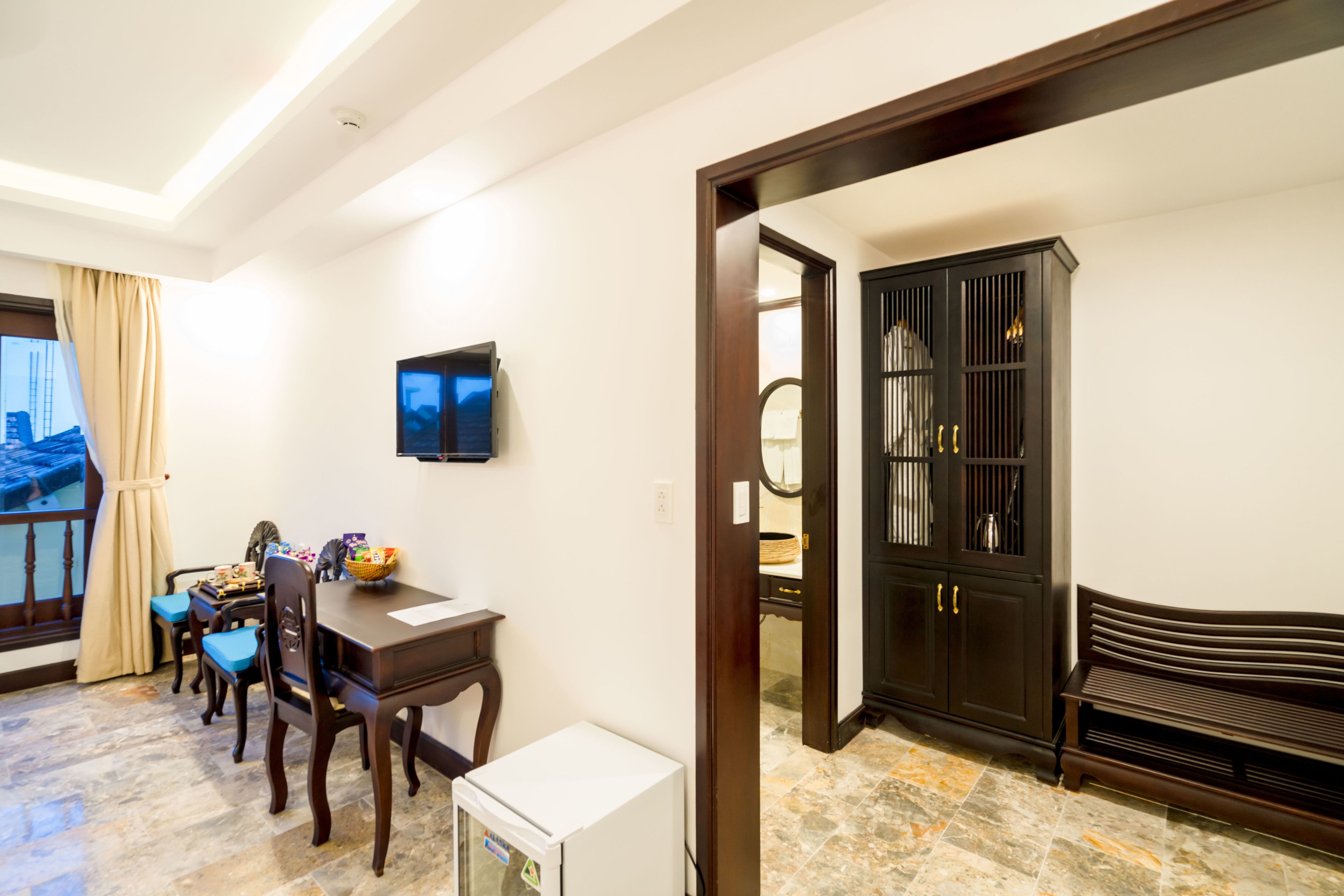 deluxe double room | minibar, in-room safe, desk, blackout curtains