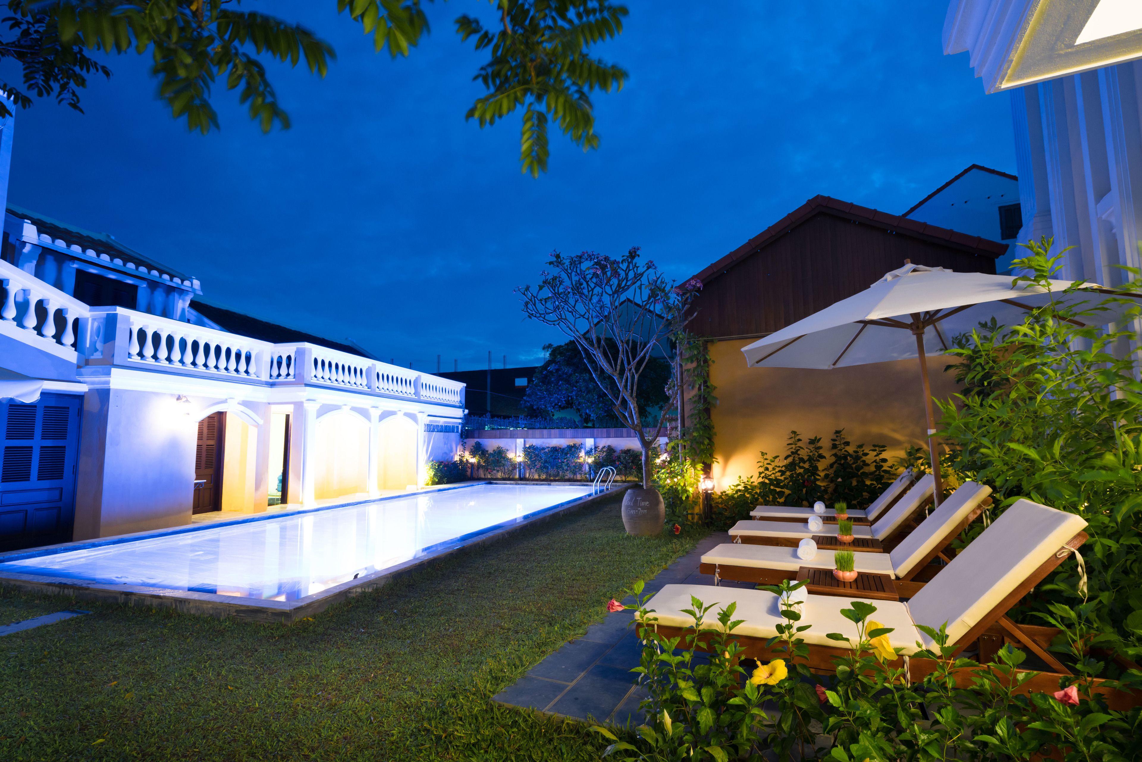 Piscina externa, guarda-sóis, espreguiçadeiras
