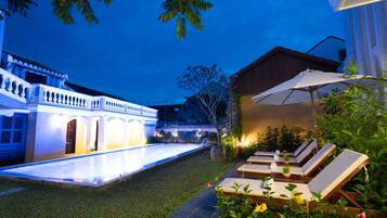 Piscina externa, guarda-sóis, espreguiçadeiras