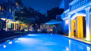 Piscina all'aperto, ombrelloni da piscina, lettini