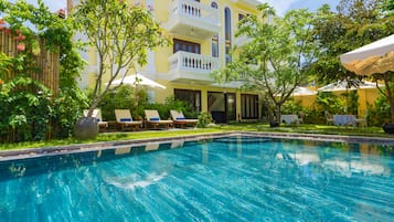 Piscina all'aperto, ombrelloni da piscina, lettini