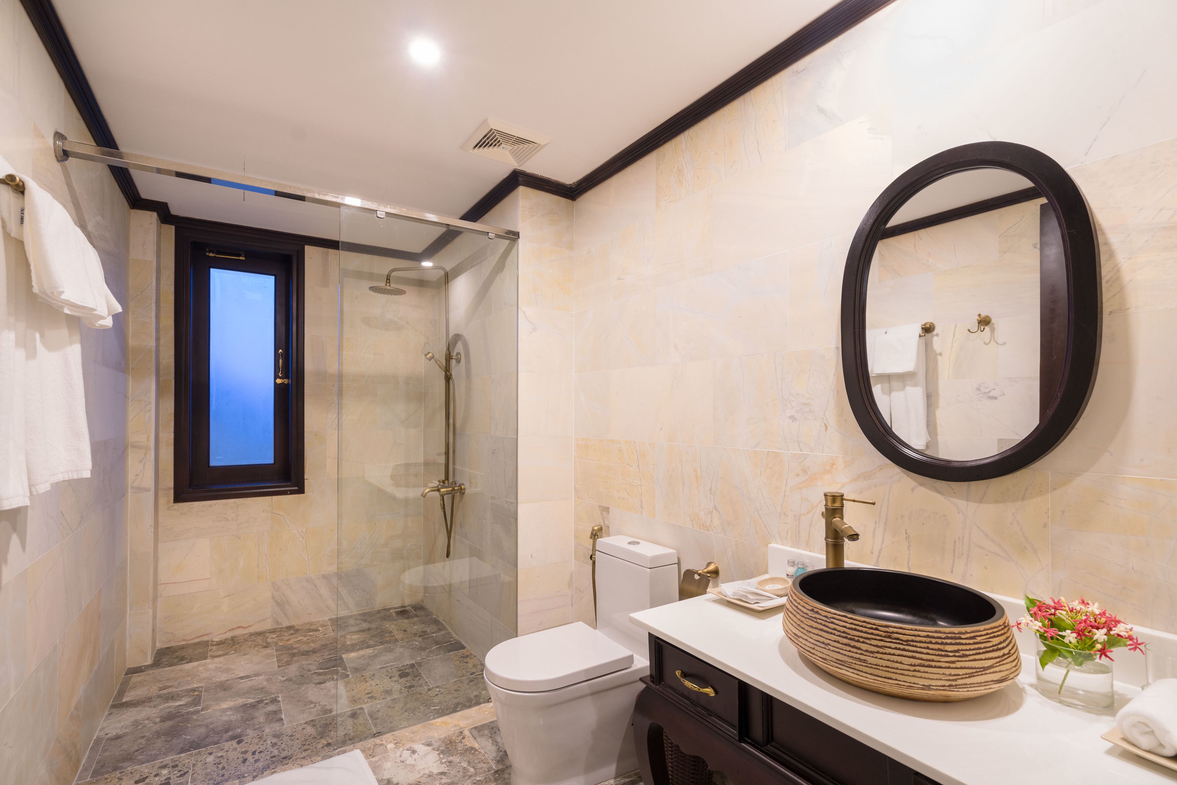 shower, rainfall showerhead, free toiletries, hair dryer