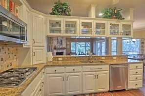 Fridge, microwave, stovetop, dishwasher - Round Rock Lakefront Home w/ Water Toys & Fire Pit (Round Rock)