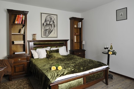 1 bedroom, desk, free WiFi. Library Room - Precious time.