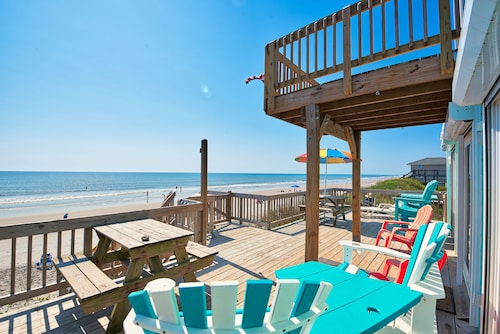 Larry’s Lazy Susan: Steps to the Surf, Perfect for Paws & Sunsets Reduced Rates