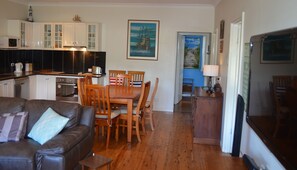 LCD-TV, peis, TV-spill og DVD-spiller