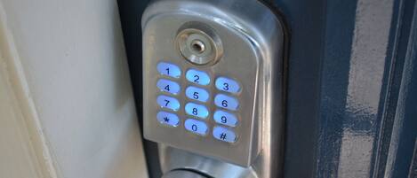 Un clavier numérique servant de verrou sur une porte.