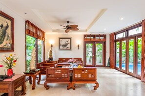 Villa, 4 Schlafzimmer, eigener Pool, Gartenblick | Wohnbereich