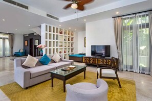 Villa Deluxe, 3 chambres, piscine privée | Coin séjour | Télévision à écran plat de 42 pouces avec chaînes par câble