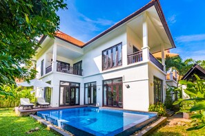 Vila luxo, 3 quartos, piscina particular | 4 quartos, roupas de cama premium, edredons de pluma