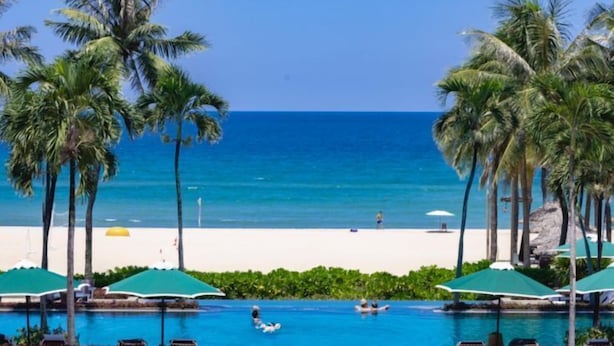 Private beach, white sand, sun-loungers, beach umbrellas - Tropical Villas Beach Danang (Da Nang)